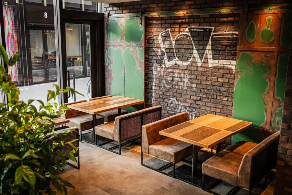 銭場精肉店 大井町トラックス店のメインダイニングの内装