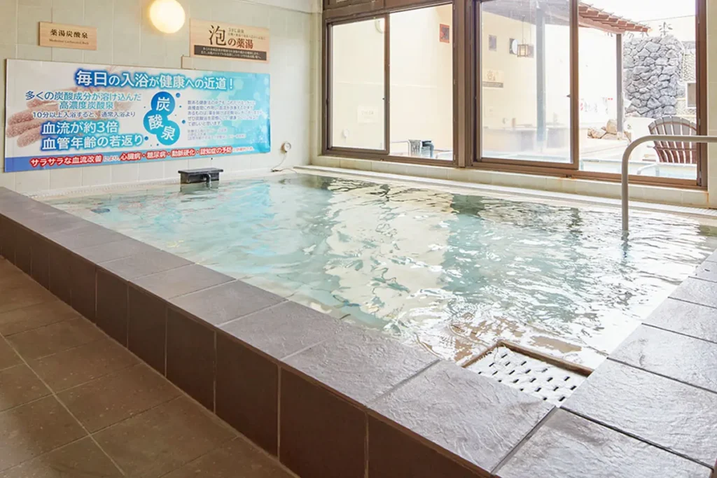 ととのいの郷 秦野湯花楽の薬湯炭酸泉。高濃度炭酸泉の効能を紹介するパネルが設置された内湯