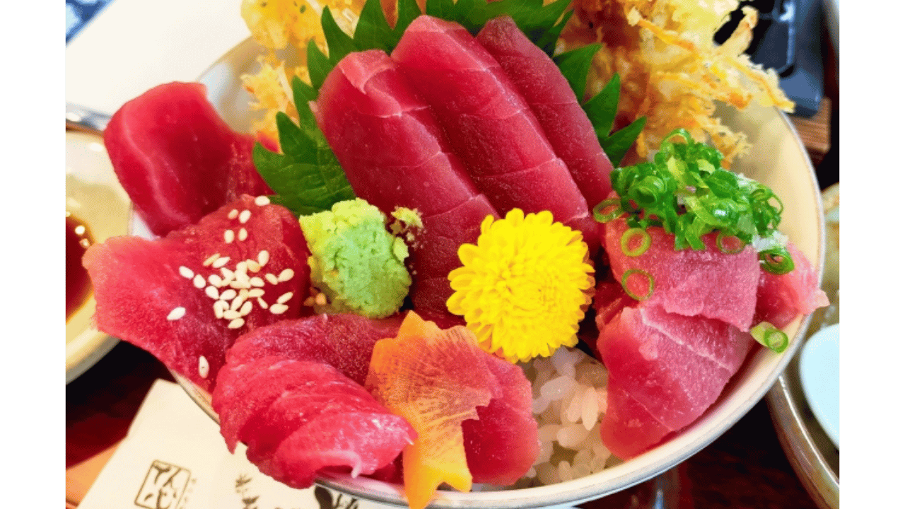 まぐろの刺身と薬味を盛り付けたまぐろ丼