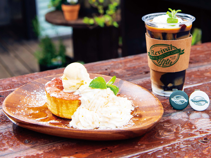 Revival CAFEのパンケーキとアイスコーヒー(ロゴ入りカップスリーブ付き)