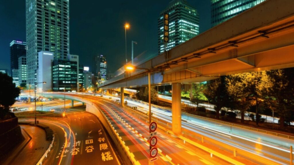 夜の都市高速道路と車のヘッドライトの光跡