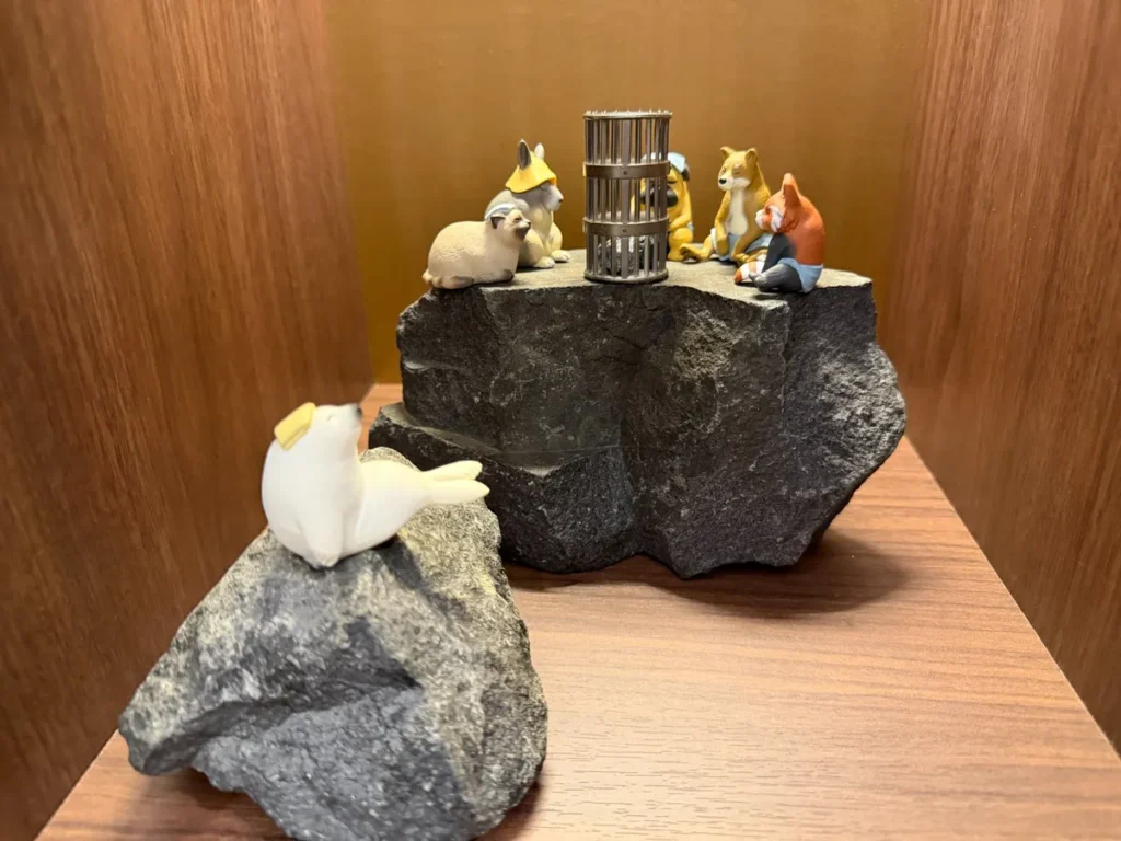 サウナメッツァ大井町トラックスの下駄箱横に飾られた動物たちのフィギュア