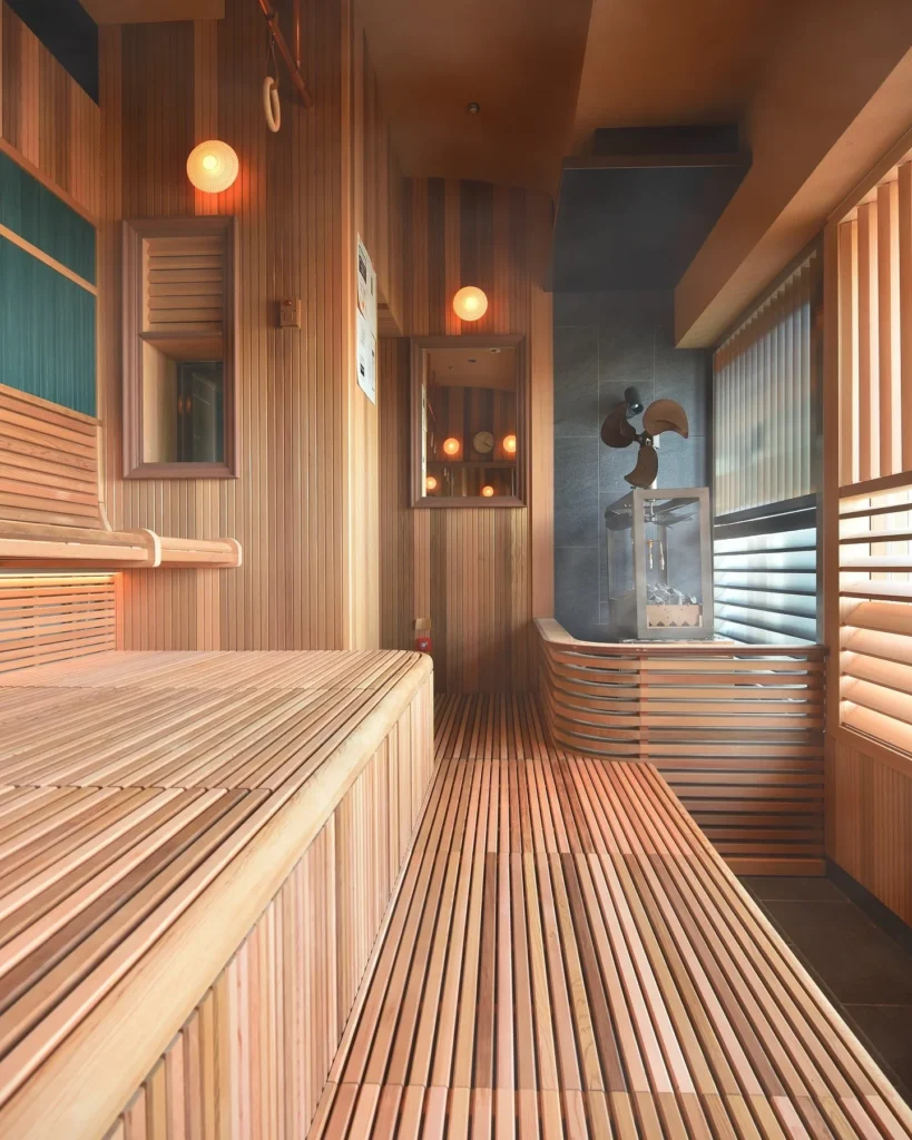 路面電車の車内を再現したトラムサウナの内部。木製の座席・吊り革・プロペラが確認できる日本初のサウナ空間