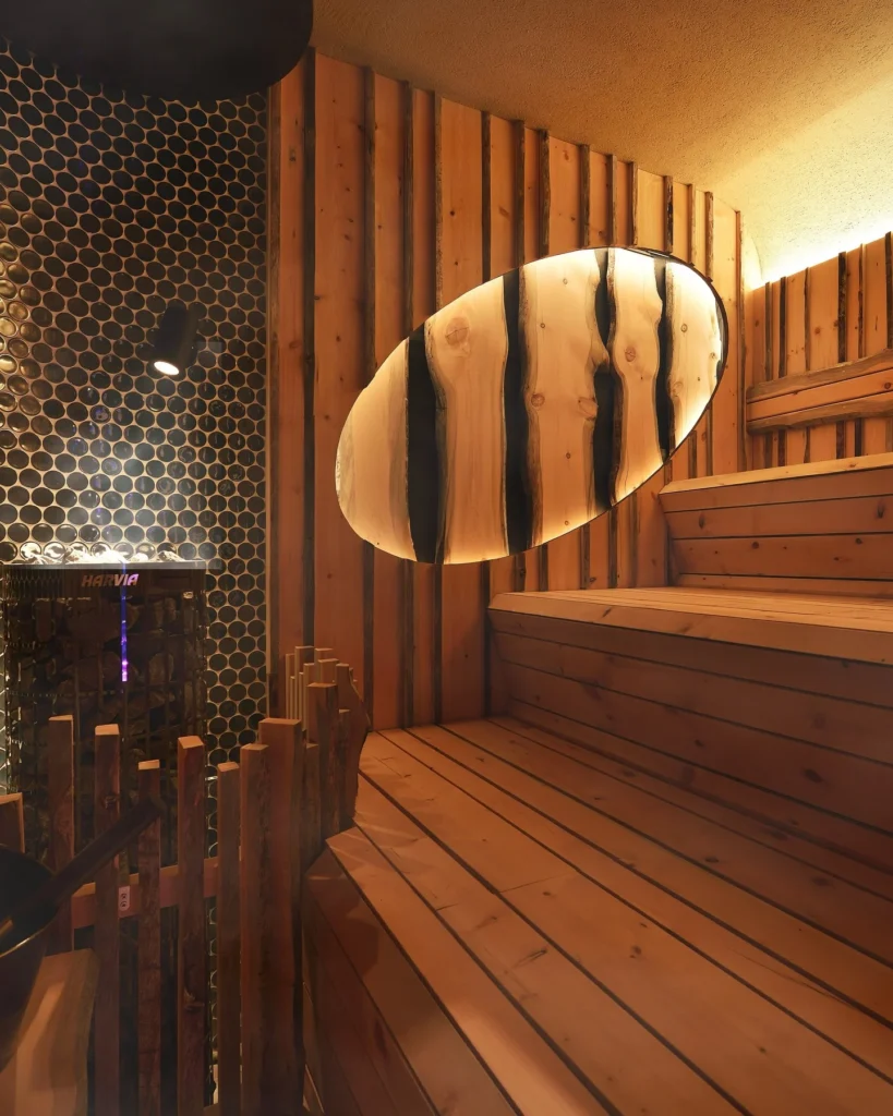 ウォーリュケロサウナの内部。希少なケロ材を座面・壁面・ドアノブまで贅沢に使用した男性専用の本格派サウナ室
