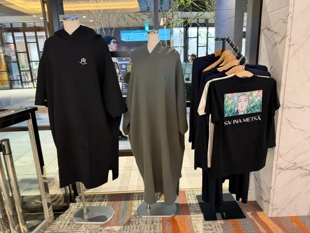 サウナメッツァ大井町トラックスの館内着、左側の黒いポンチョが男性用、中央のグレーが女性用