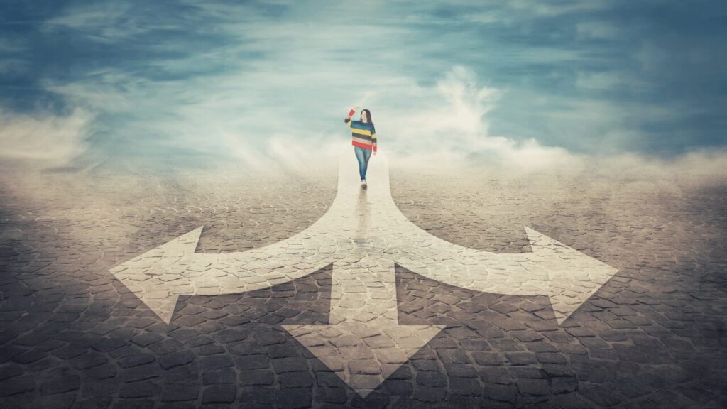 女性が3つの分岐点に立っている