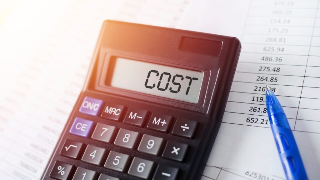 画面に「COST」と表示された電卓