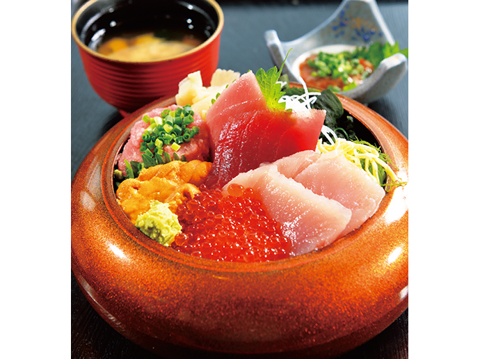 香花のまんぷく券メニュー|舟盛りに盛られた各種まぐろの刺身とわさび