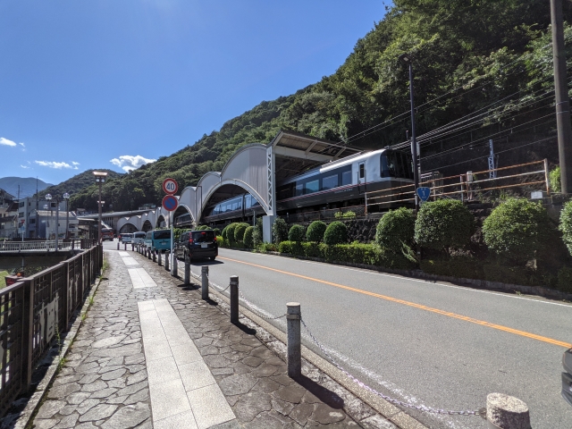 箱根湯本駅の外観と箱根登山鉄道