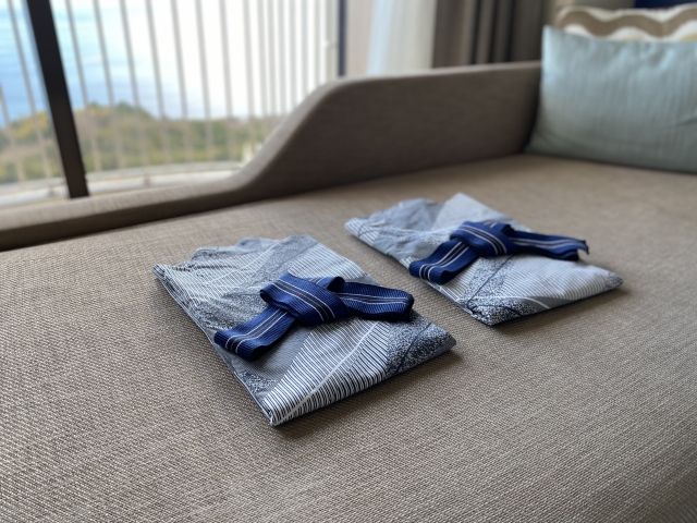 旅館の客室に置かれた浴衣と窓からの眺望