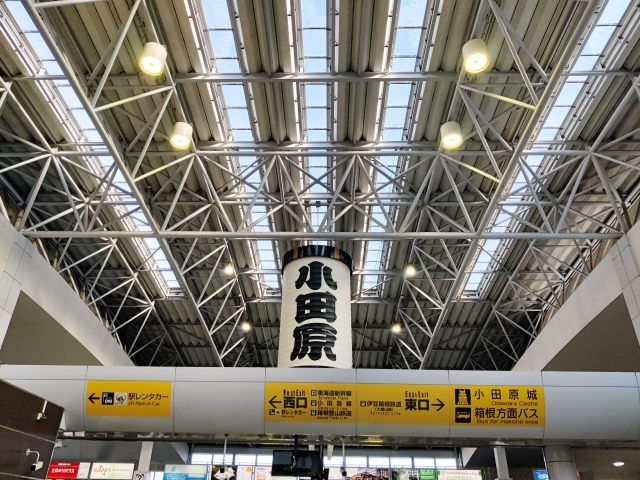 小田原駅構内の大提灯と案内表示