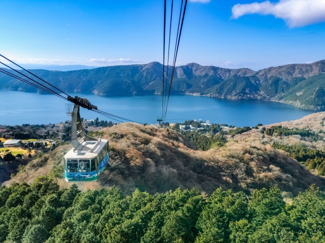 箱根ロープウェイから望む芦ノ湖と山々の景色