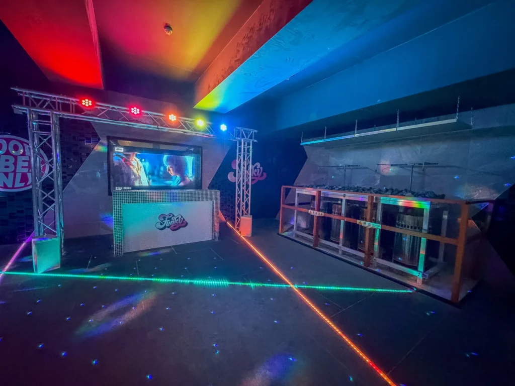 キャナルリゾート FUNKY SAUNAの中薄暗い部屋の中でライトがクラブハウスのように灯っている