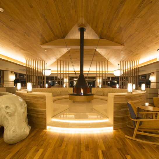 キャナルリゾート キャナルラウンジ3階のカバ型シートと円形ラウンジ