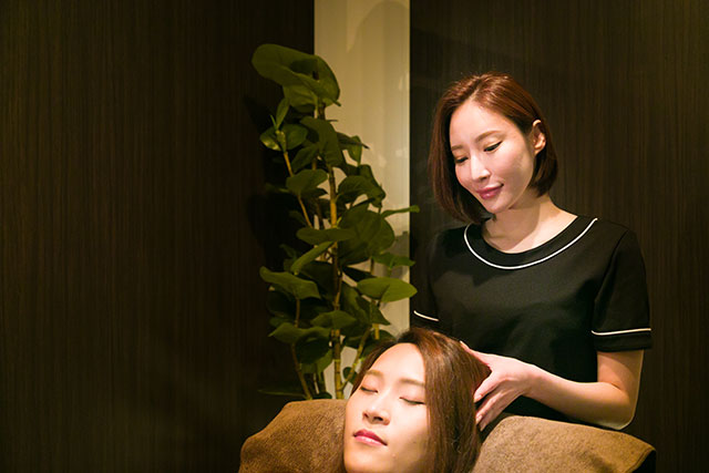 キャナルリゾート ドライヘッドスパ「仙豆のちから」女性がヘッドスパを受けている