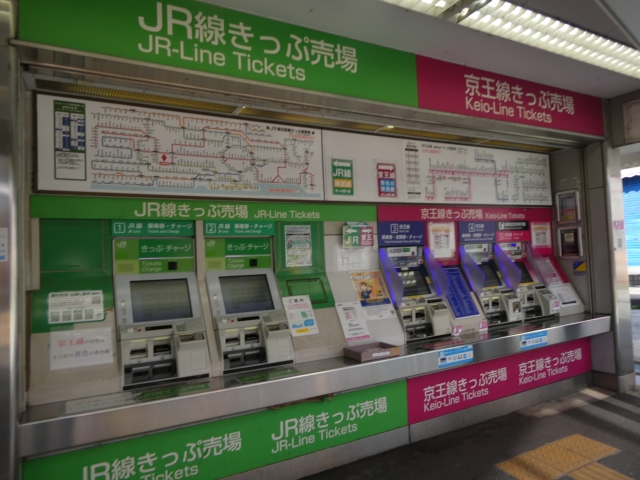 「JR線きっぷ売場」の案内がある、緑色の自動券売機が並ぶ駅の券売機コーナー