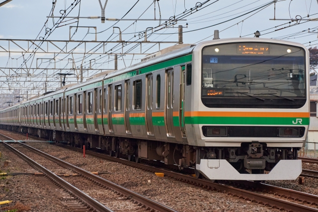 緑とオレンジの帯が入ったJRの通勤電車