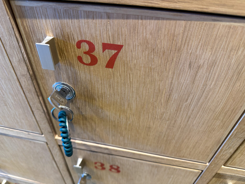 TOTOPAのロッカー。木目の扉にオレンジ色の数字「37」が記され、番号付きの鍵が挿さっている