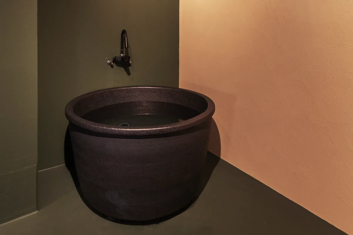 黒い陶器の壺湯。直径110cmの大きな壺型の浴槽