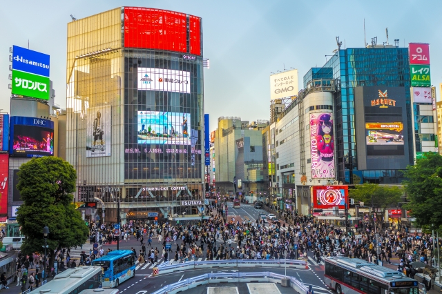 渋谷駅前のスクランブル交差点を行き交う人々