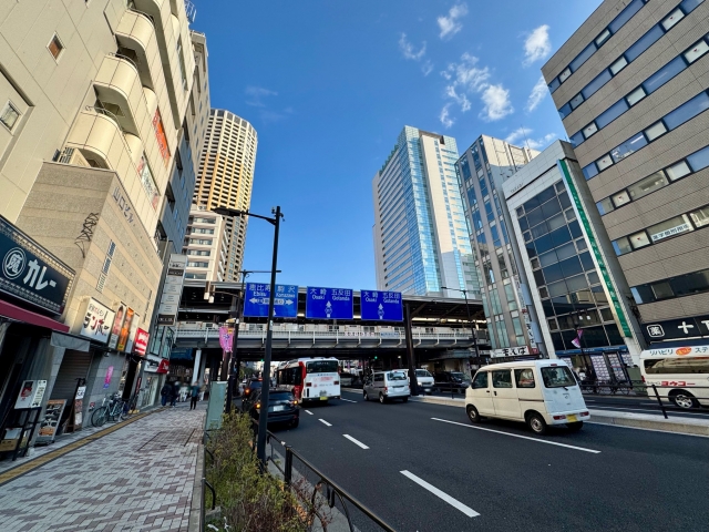 中目黒駅前の高架と周辺のビルが並ぶ街並み