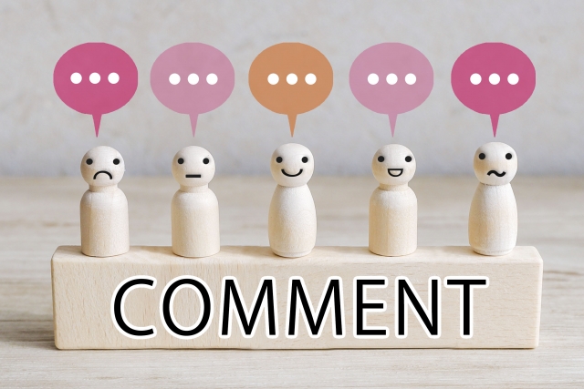 「COMMENT」と書かれた木のブロックの上に、悲しい顔から笑顔まで表情の異なる木製の人形が5体並び、それぞれに吹き出しが付いている