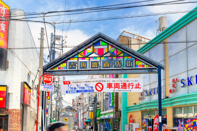 カラフルなアーチが立つ六角橋商店街の入口