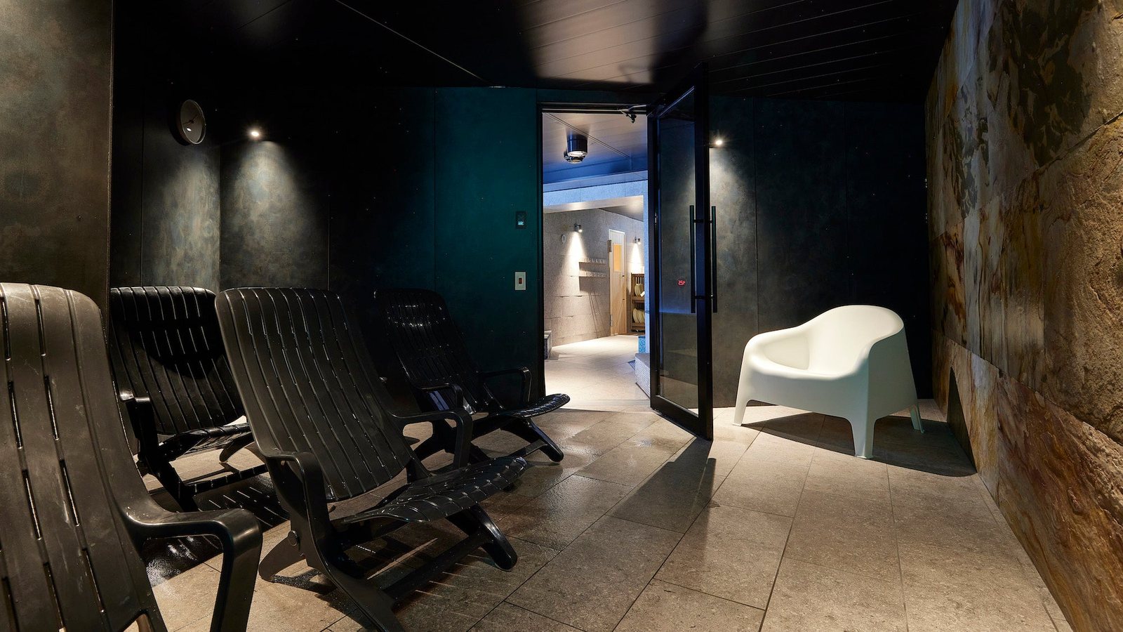 3S HOTEL ATSUGI「川のゆ」の休憩チェア