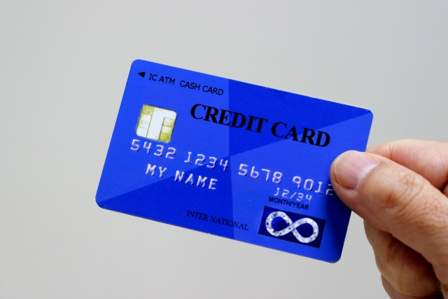 手に持った青いクレジットカードのイメージ