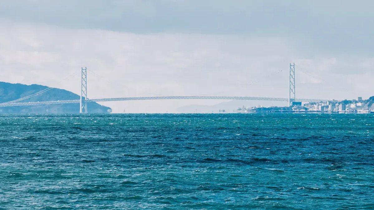 船上から望む明石海峡大橋 コンチェルトの航路から見える明石海峡大橋