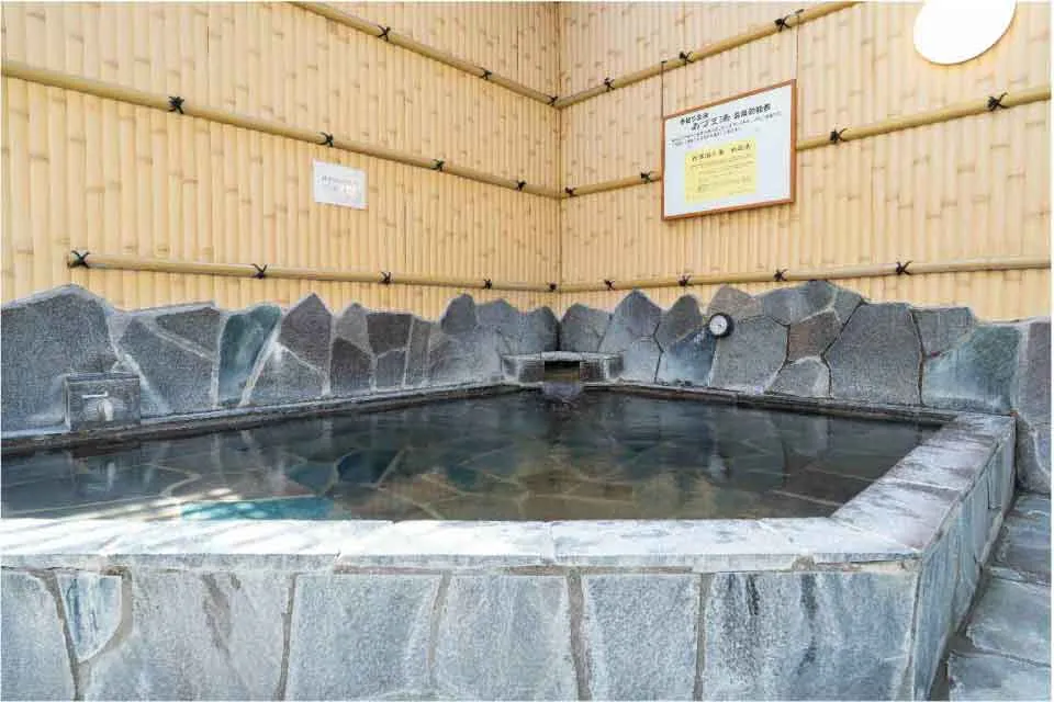あづま湯の竹垣に囲まれた人工温泉の露天風呂