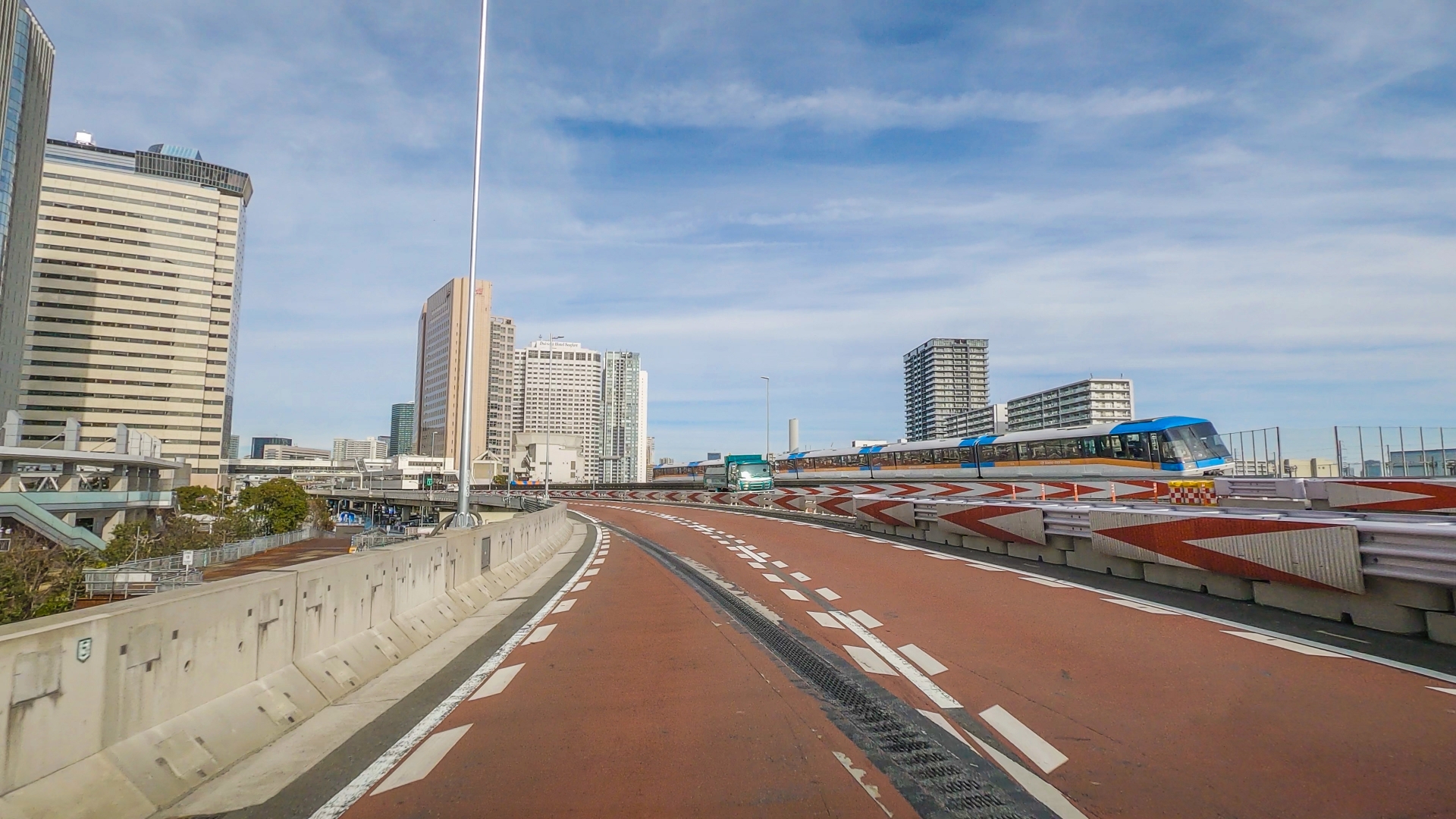 首都高速道路の隣を走る東京モノレール