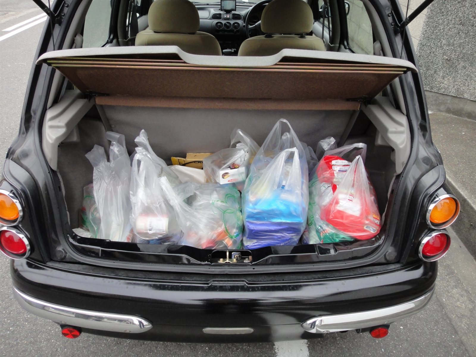 買い物袋を積んだ車のトランク