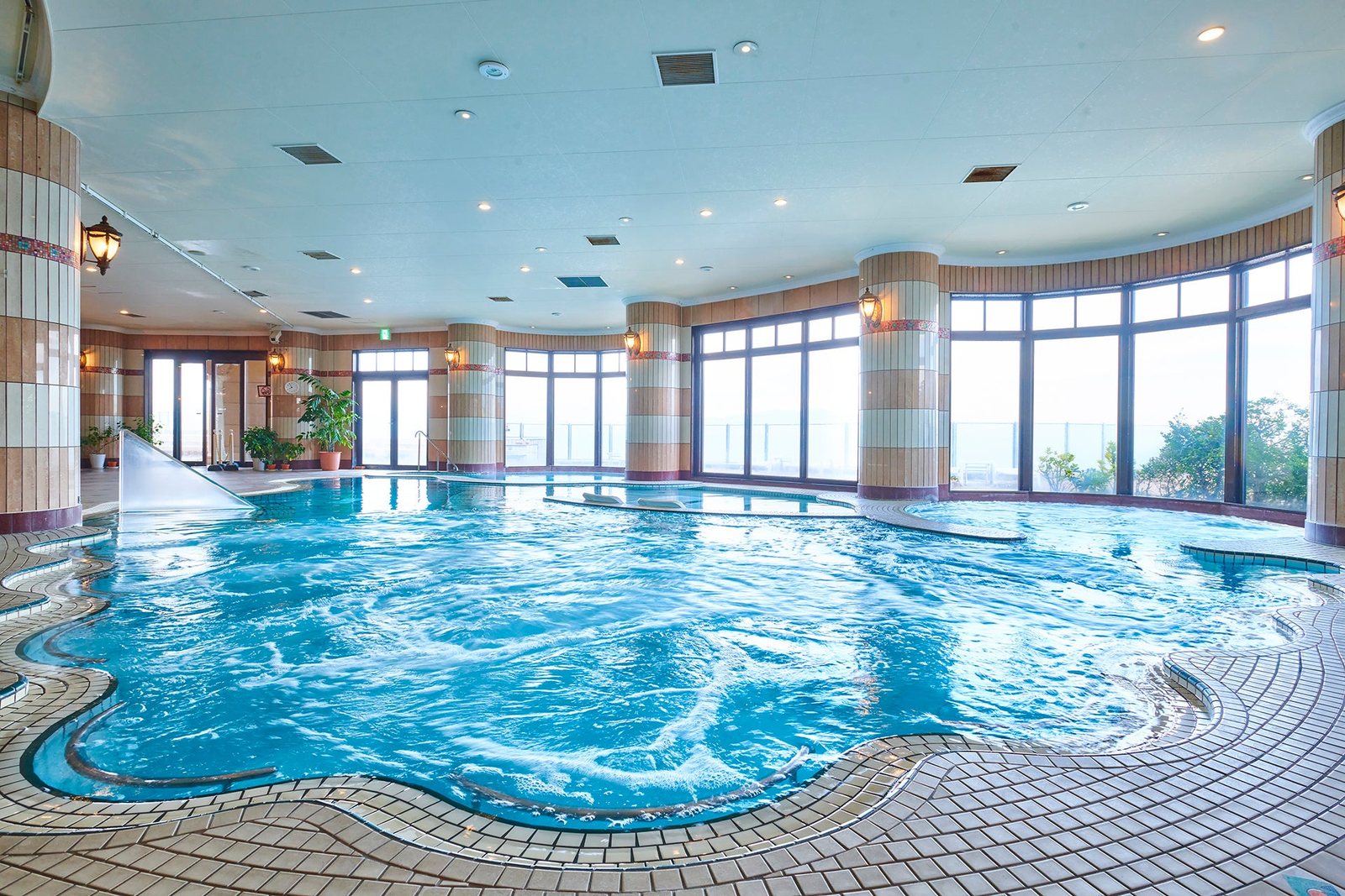 江の島アイランドスパの屋内プール