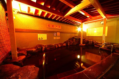 極楽湯 和光店の天然黒湯を使った露天風呂