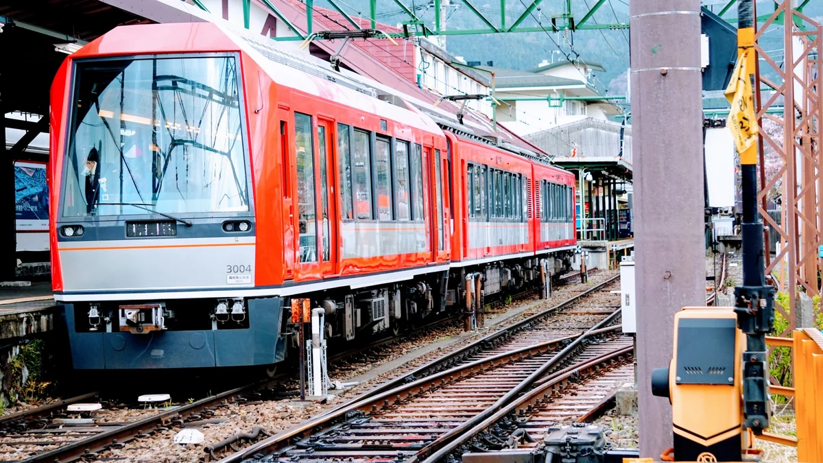 強羅駅に停車する赤い箱根登山電車