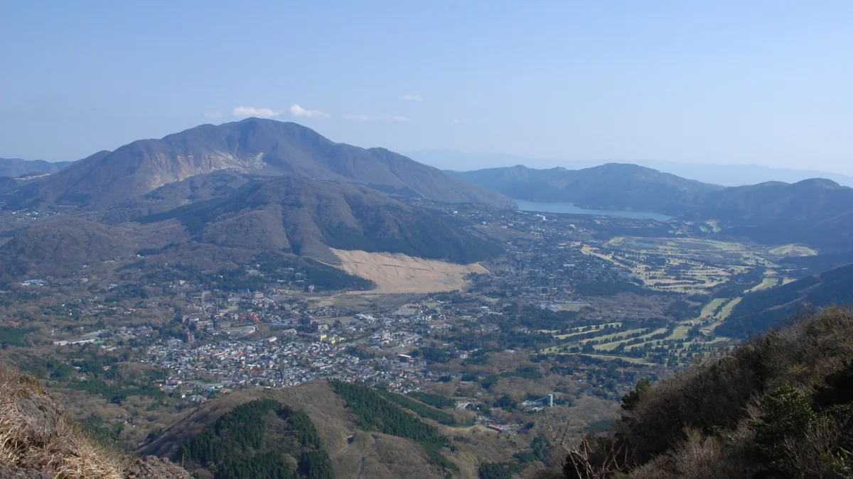 金時山から望む仙石原の町並みと箱根山