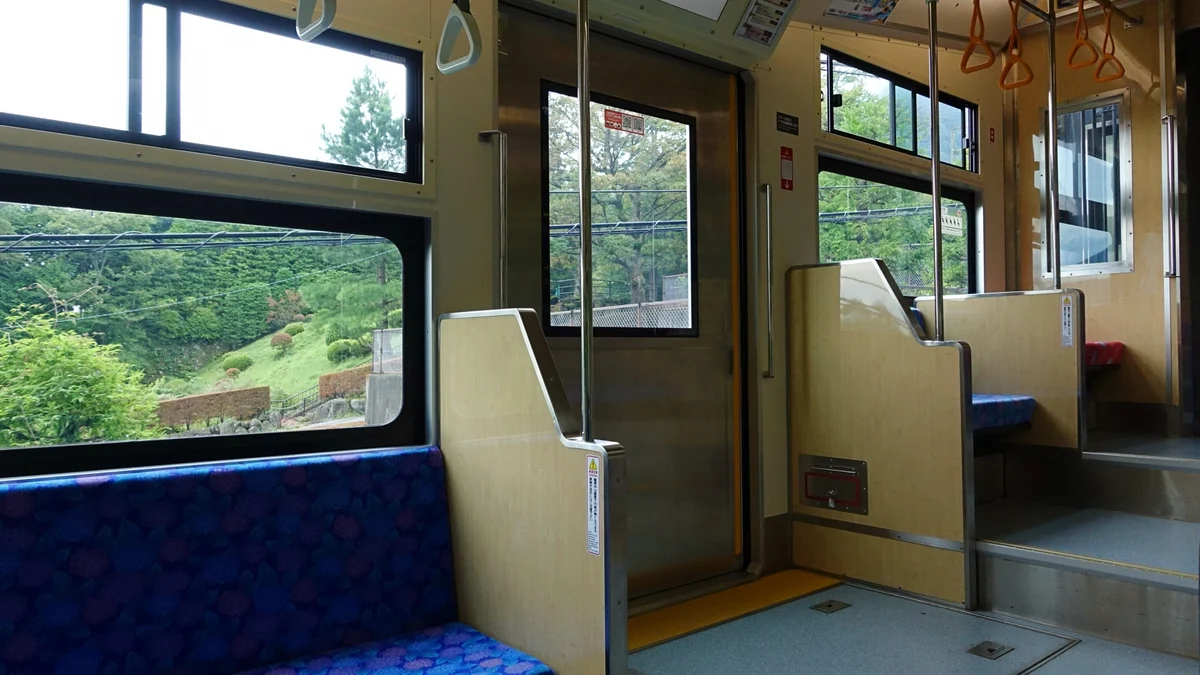 段差のある車内を走る箱根登山ケーブルカー