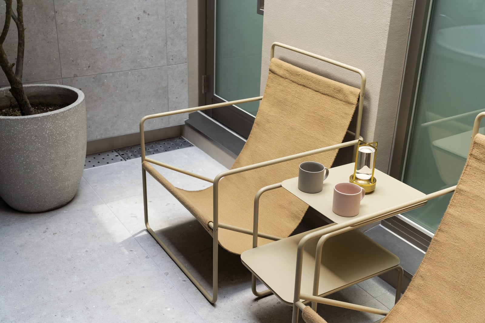 hotel hisoca Suite DSのテラスに置かれたリクライニングチェア