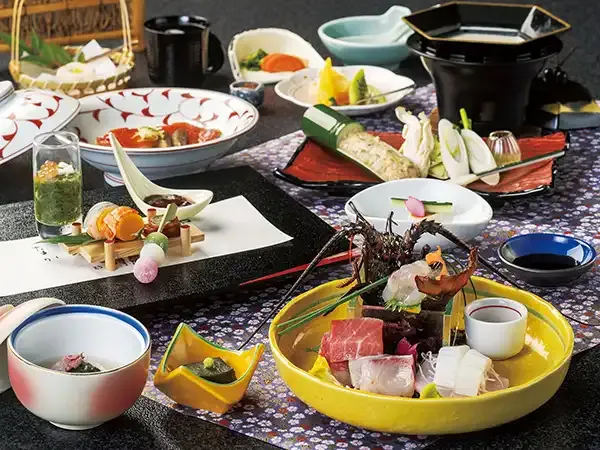 刺身の盛り合わせや鍋物、小鉢が並ぶ和会席