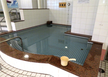 川越湯遊ランド・ホテル三光のタイル張りの水風呂