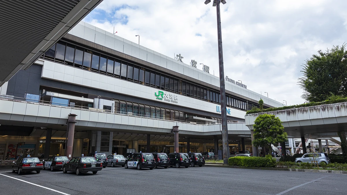 京浜東北線の大宮周辺エリアを代表するJR大宮駅の駅舎と西口ペデストリアンデッキ