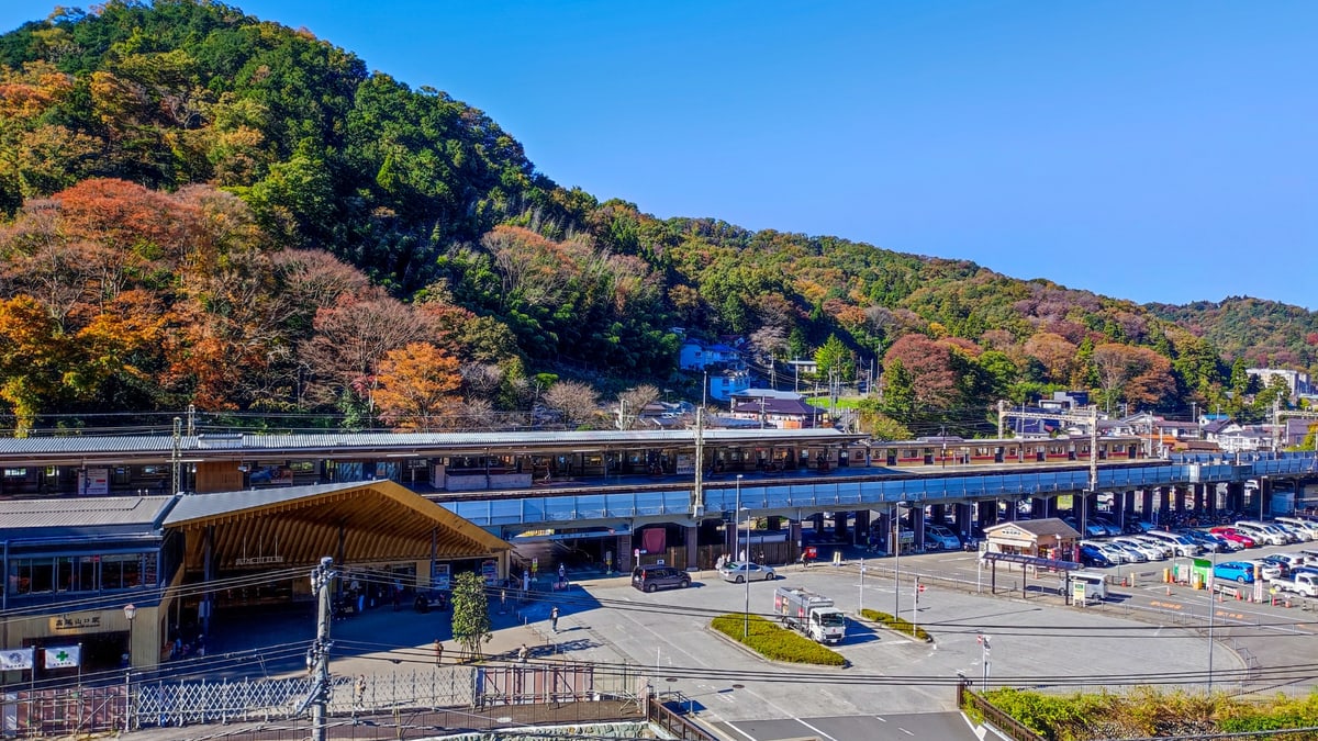 京王線・高尾線沿線の高尾山口駅 紅葉の高尾山を背にした京王高尾山口駅