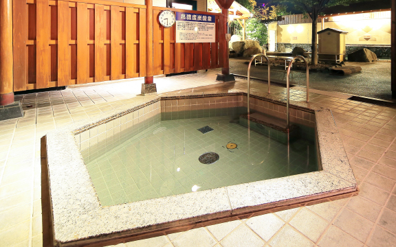 野天風呂 蔵の湯 東松山店の露天エリアにある高濃度炭酸泉