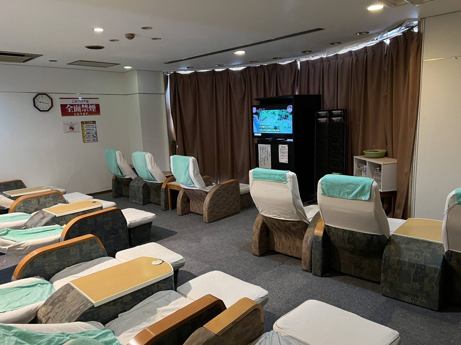 サウナ＆カプセル ミナミ下北沢店の休憩ラウンジ