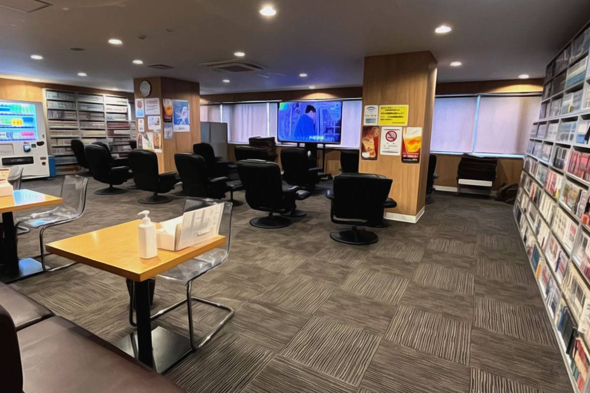 サウナ＆カプセル ミナミ立川店のリクライニング休憩ラウンジ