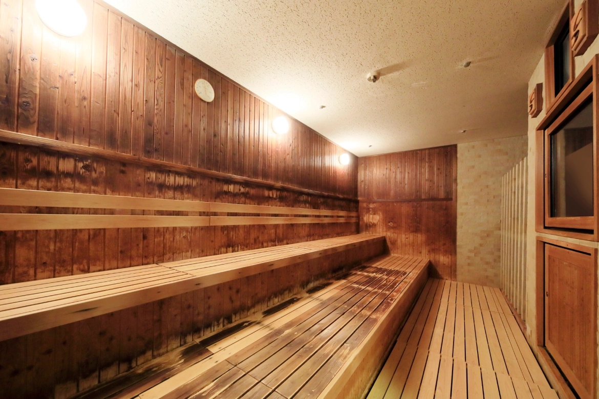 おふろの王様 多摩百草店のドライサウナ 木製の三段ベンチが広がるおふろの王様 多摩百草店のドライサウナ
