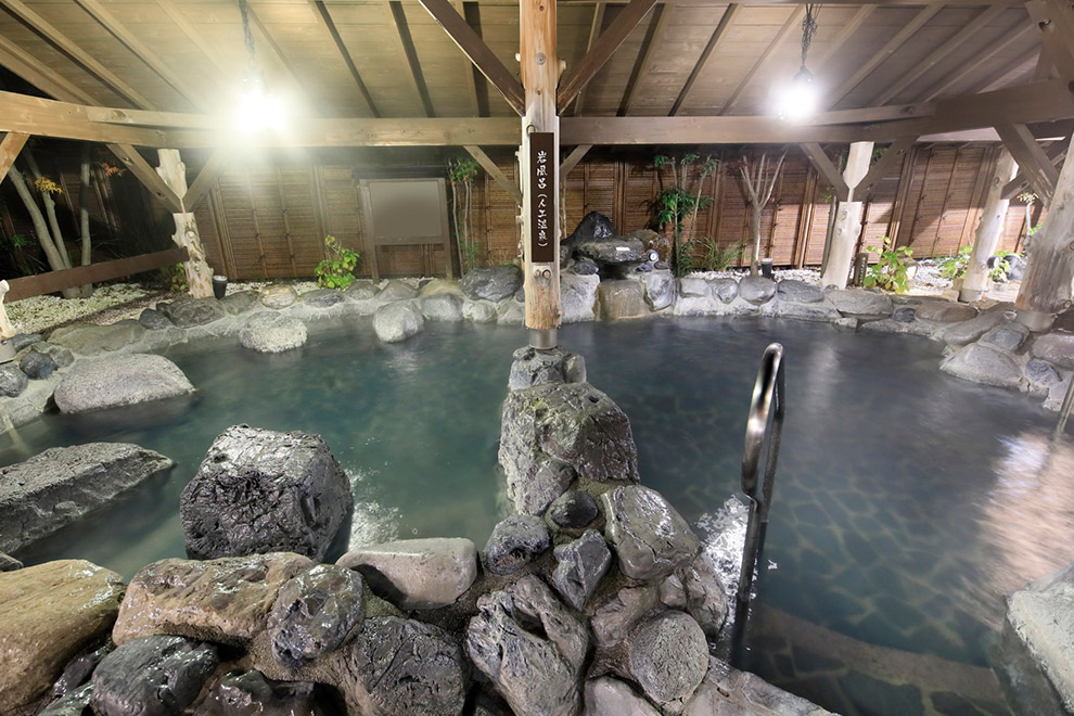 おふろの王様 多摩百草店の岩風呂 大きな岩に囲まれたおふろの王様 多摩百草店の屋根付き露天風呂