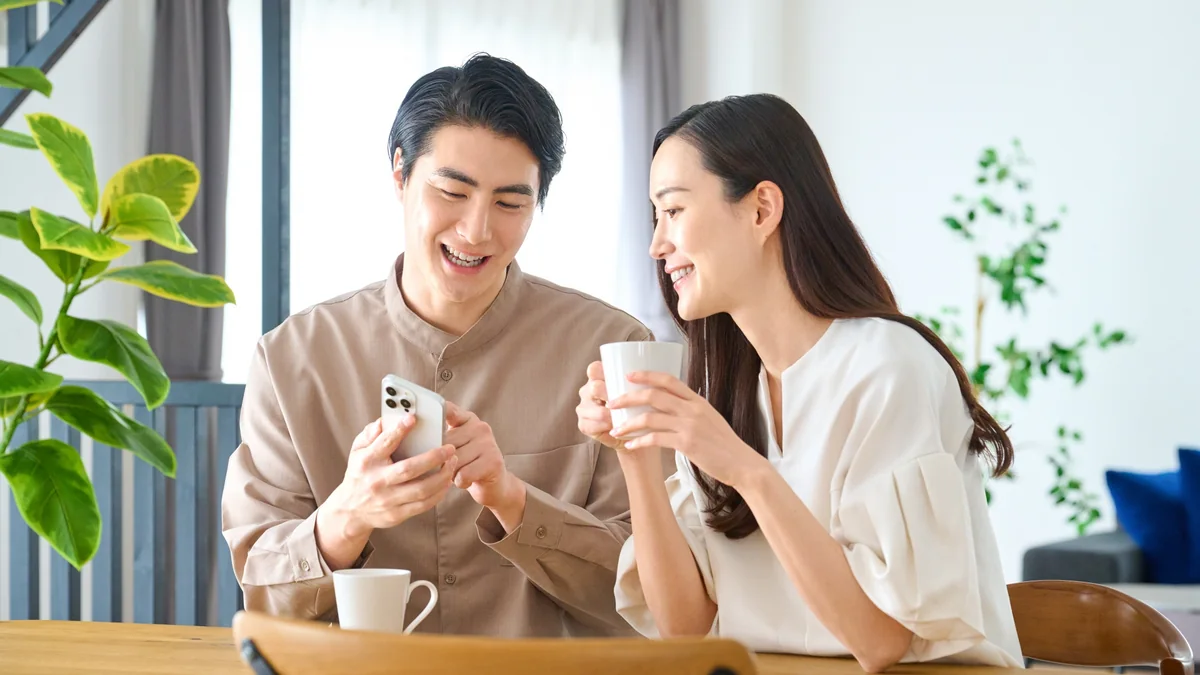スマートフォンでYahoo!トラベルの予約条件を確認するイメージ