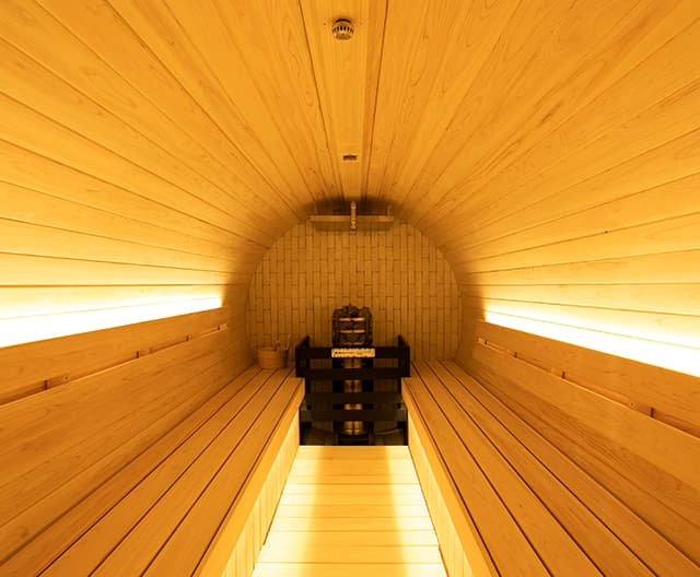 RAKU SPA Station 武蔵小金井の男性用バレル型サウナ「ゆらぎ」